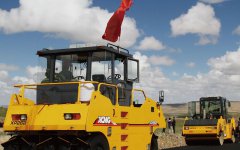 滑移式裝載機在徐豐公路施工